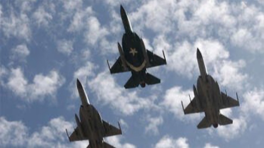 Pakistan'da eğitim uçağı düştü