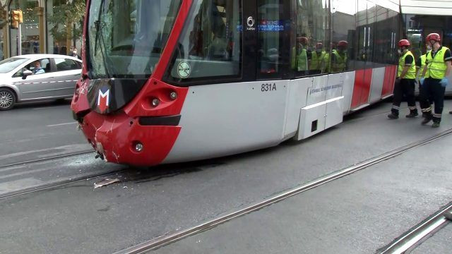 Laleli'de büyük panik yaşandı! Laleli'de tramvay ile tur otobüsü çarpıştı! - Sayfa 3