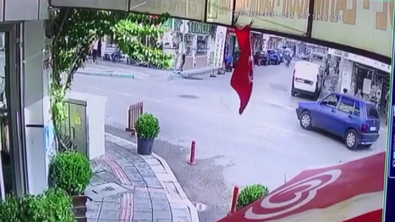 Bursa'da inanılmaz olay! Seyir halinde kapısı açılan otomobilden 3 yaşındaki çocuk böyle düştü video - Sayfa 1