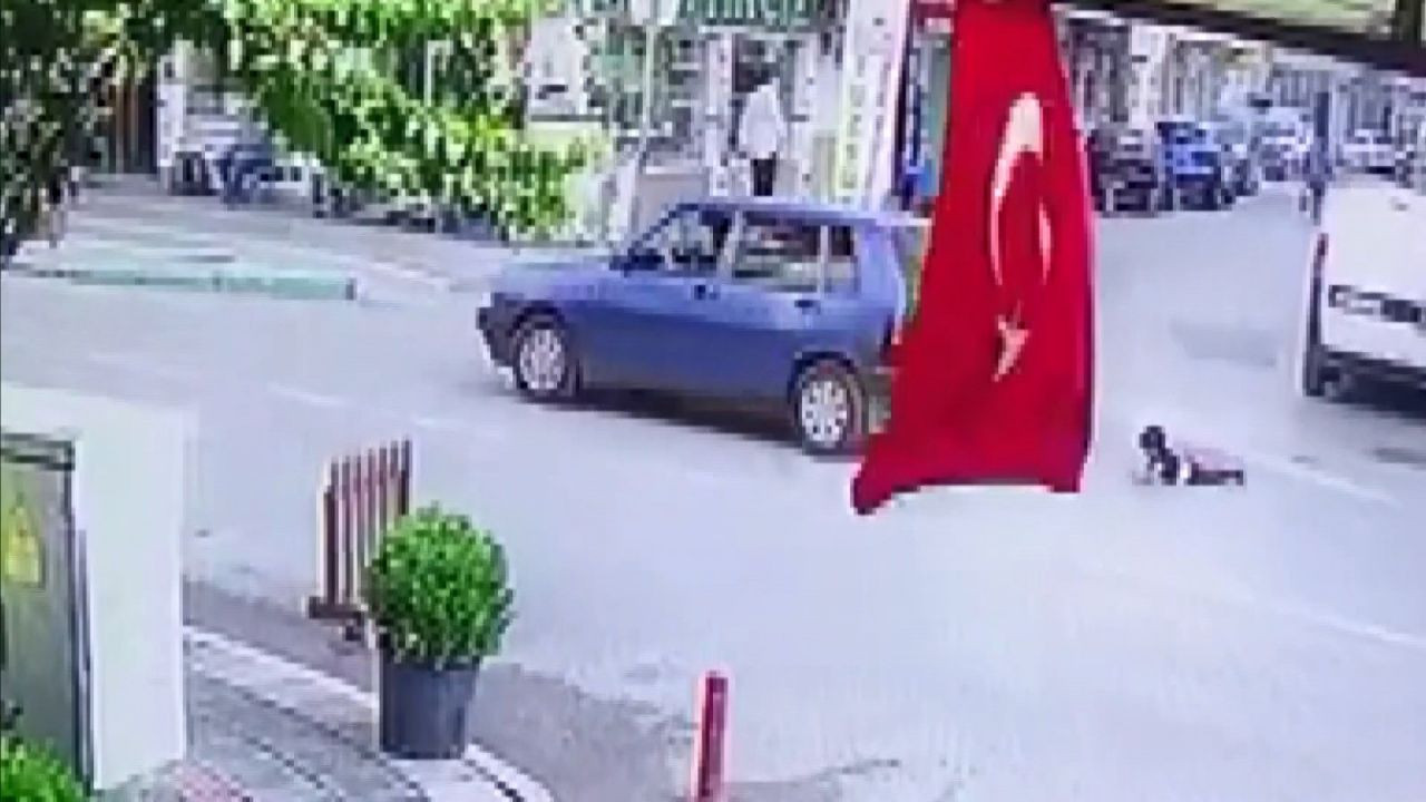 Bursa'da inanılmaz olay! Seyir halinde kapısı açılan otomobilden 3 yaşındaki çocuk böyle düştü video - Sayfa 4