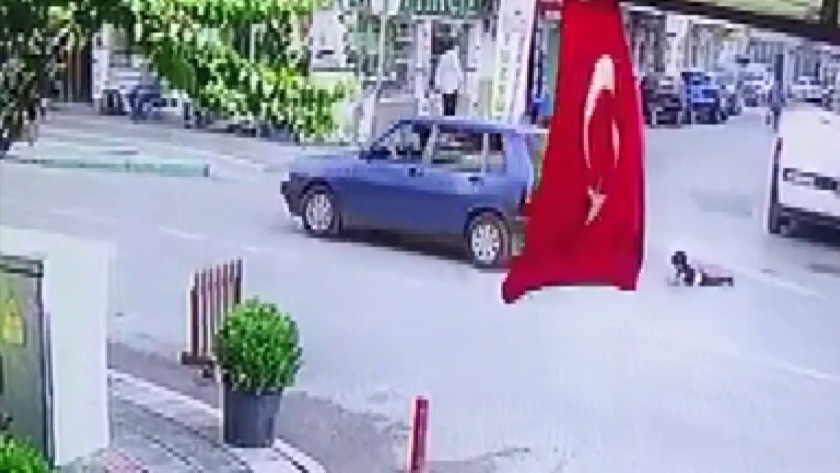 Seyir halinde kapısı açılan otomobilden 3 yaşındaki çocuk böyle düştü!