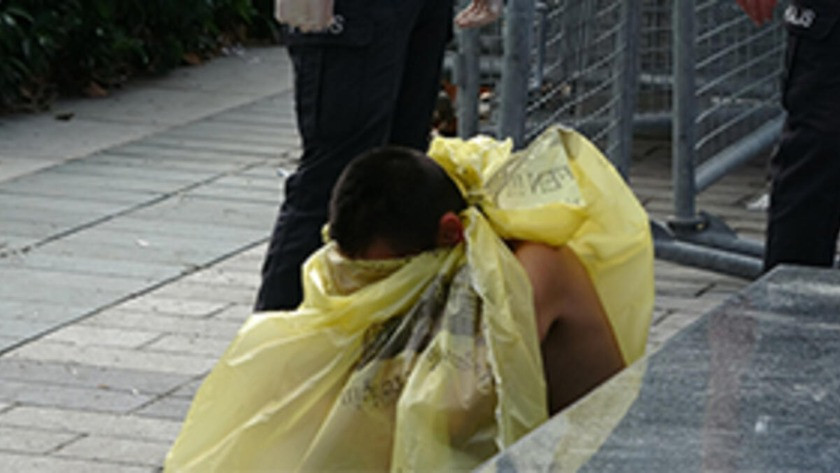 Taksim Meydanı'nda çıplak kadın şoku! video izle