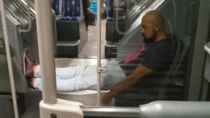Metrobüste pes dedirten görüntü! Maskesiz yolcu metrobüste sigara içti