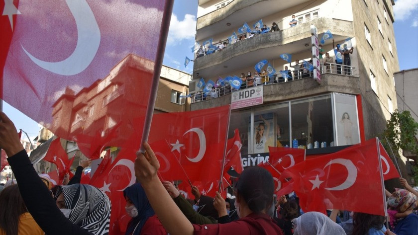 Şırnak'ta terör mağduru aileler HDP binası önünde eylem yaptı