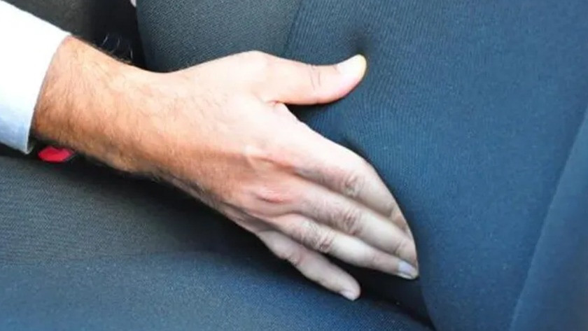 Sıfır otomobilin koltuğunu silerken parmağını falçata kesti!