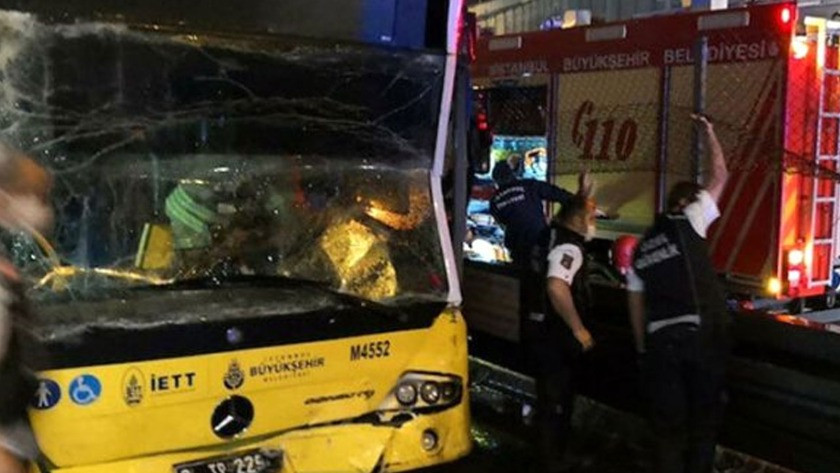 Merter'de iki metrobüs çarpıştı! Yolcular yaralandı
