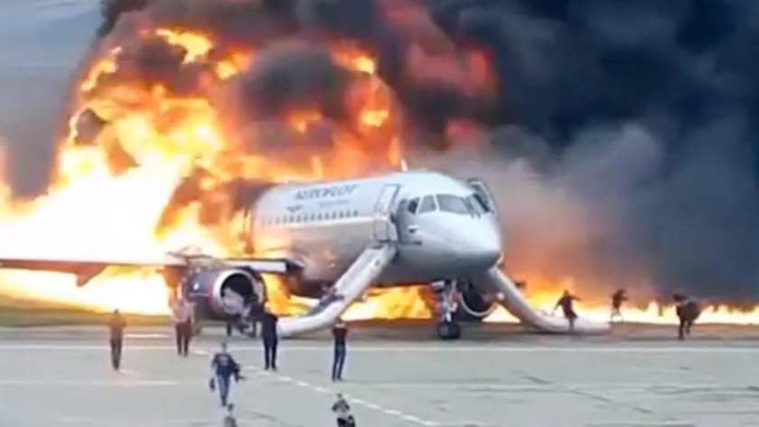 Fransa’da korkunç olay! İki uçak havada çarpıştı