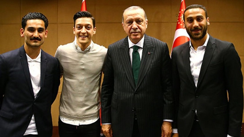 Erdoğan üzerinden Mesut Özil'e saldırdılar