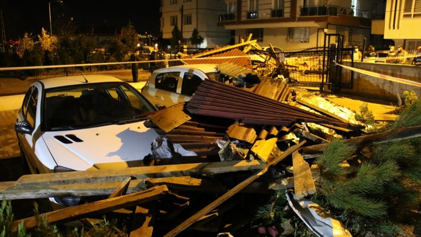 Ankara'da şiddetli fırtına binaların çatısını uçurdu