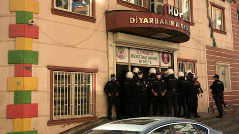 Diyarbakır'da, HDP'nin il ve ilçe binalarına operasyon!