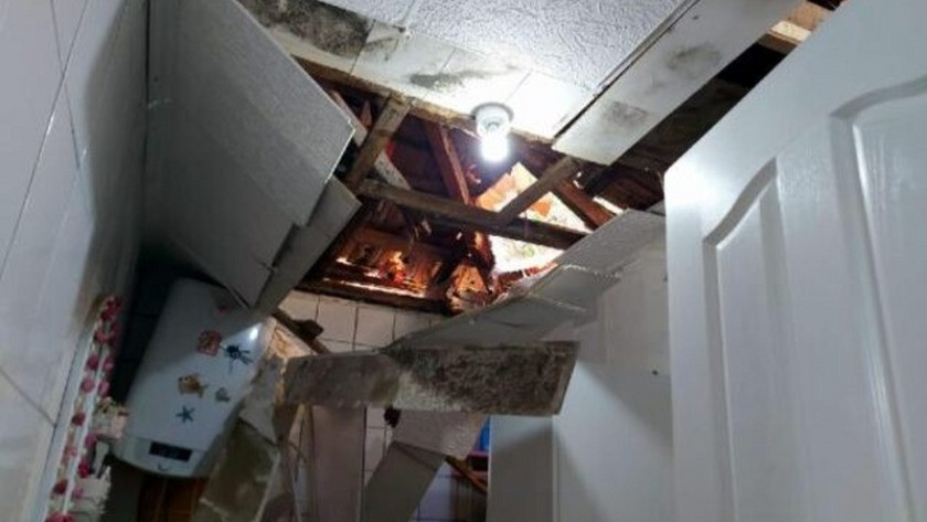 İzmir Bayraklı'da kaya parçaları çatıyı delip eve girdi