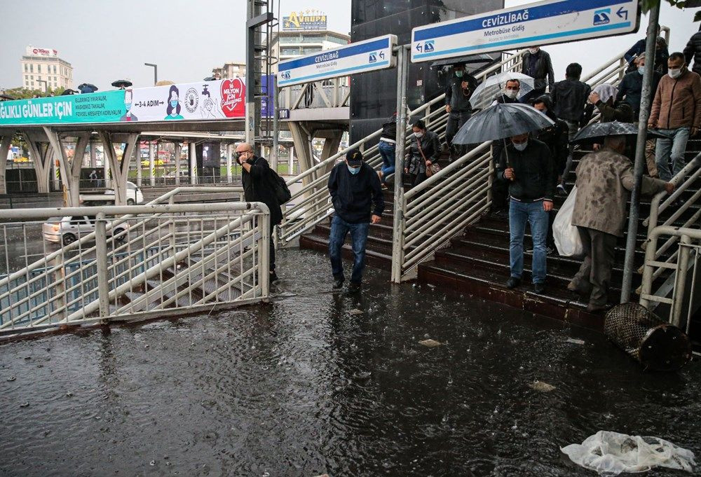 İstanbul'u yağmur vurdu! Yollar göle döndü - Sayfa 1