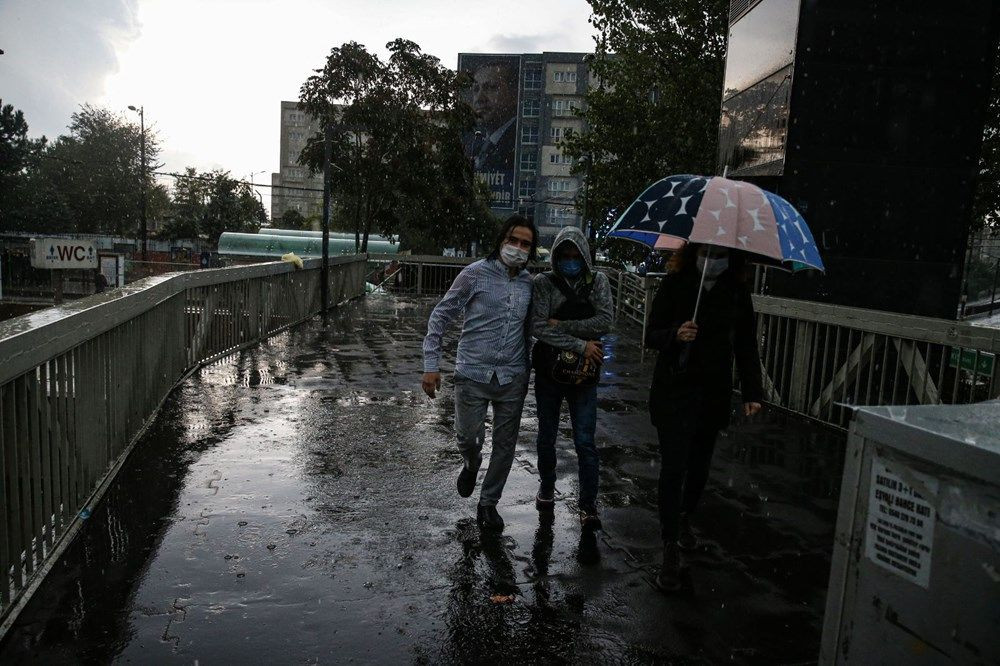İstanbul'u yağmur vurdu! Yollar göle döndü - Sayfa 2