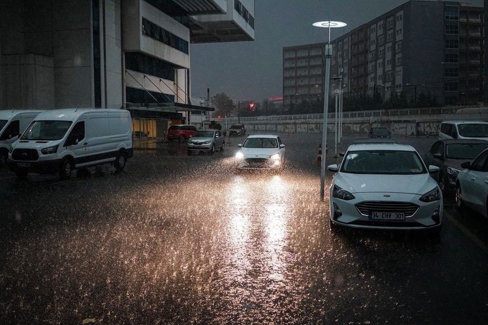 İstanbul'u yağmur vurdu! Yollar göle döndü - Sayfa 3