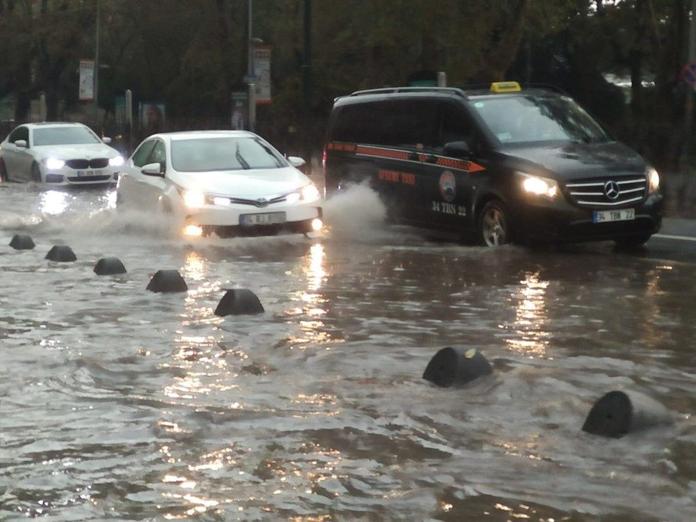 İstanbul'u yağmur vurdu! Yollar göle döndü - Sayfa 4