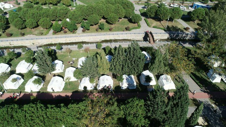 İzmir'de deprem ardından kurulan çadır kentler böyle görüntülendi - Sayfa 2
