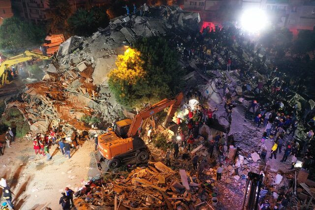 İzmir'deki şiddetli depremde yıkılan binalarda ölüm haberleri geliyor! İşte tüm ayrıntılar - Sayfa 1