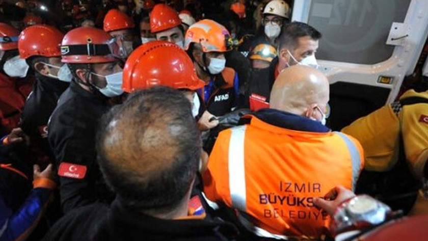 İzmir'de saatler sonra kurtarılan kadın ambulansta vefat etti