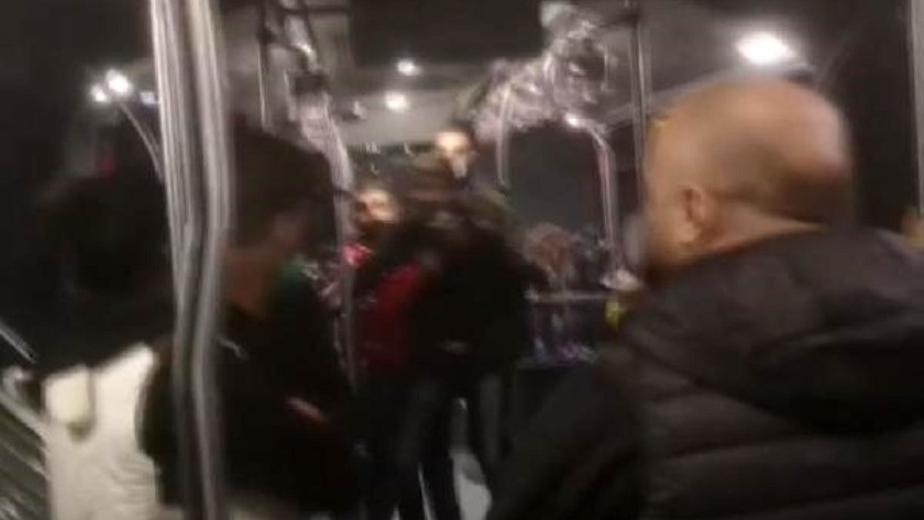 Metrobüste bıçaklı dehşet anları kamerada!
