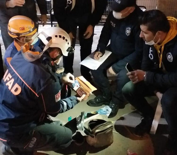 Bu fotoğraflar uzun yıllar hafızalardan silinmeyecek! İşte İzmir depreminden dikkat çeken kareler - Sayfa 3