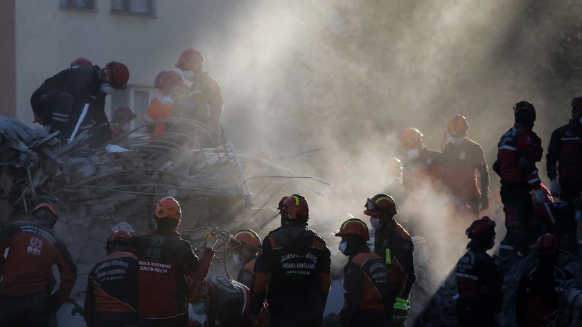 İzmir'de çok sayıda deprem gözaltıları! Müteahhitler dahil 9 kişi gözaltına alındı.