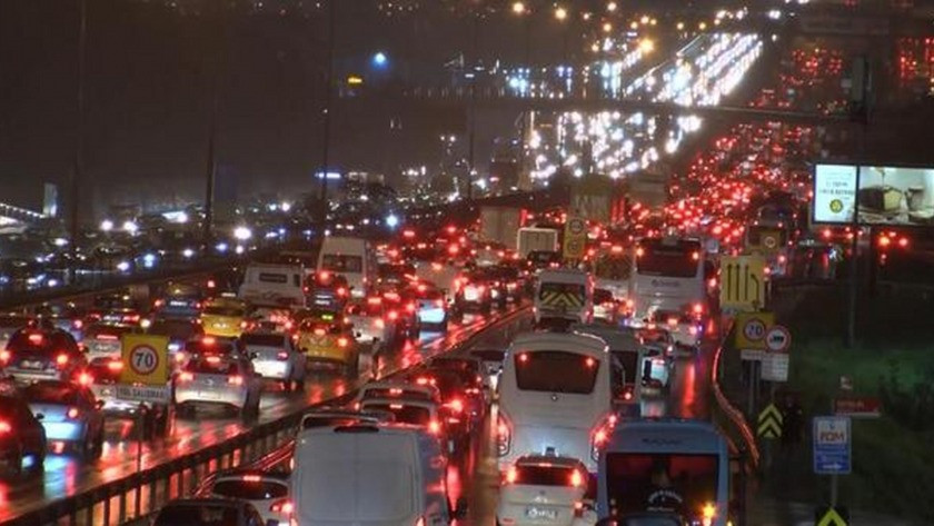 İstanbul'da sağanak yağış nedeniyle trafik yoğunluğu oluştu