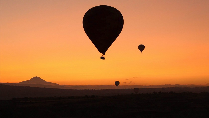 Kapadokya’da gün doğumunu gökyüzünde karşılıyorlar! video izle