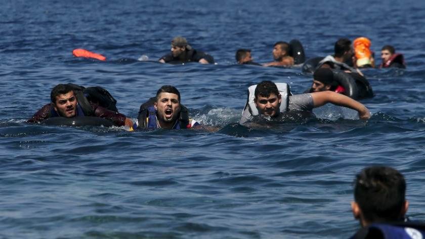 Libya açıklarında göçmen gemisi battı 74 ölü