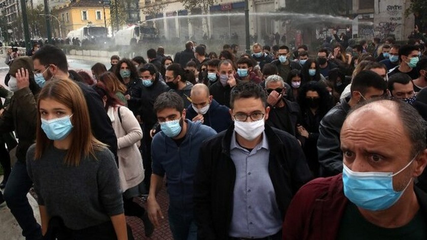 Yasaklara rağmen Yunanistan sokaklara döküldü