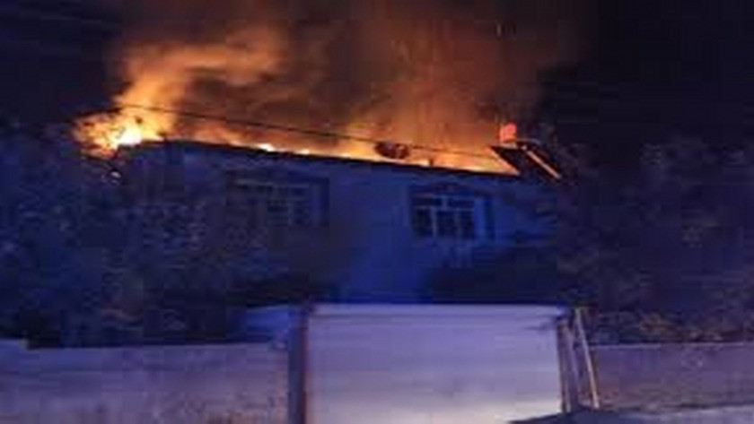 Elazığ’da 2 katlı binanın çatısında yangın çıktı