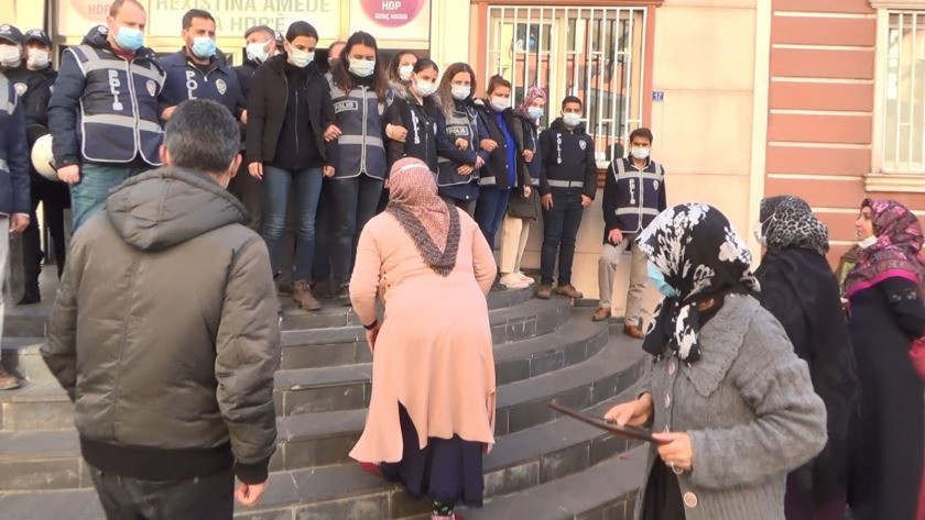 Diyarbakır'da bir HDP'li evlat nöbeti tutan annenin yüzüne tükürdü