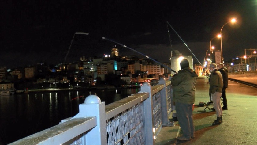 Sokağa çıkma kısıtlaması sona erdi! Galata Köprüsü'nde balık tutmaya gittiler