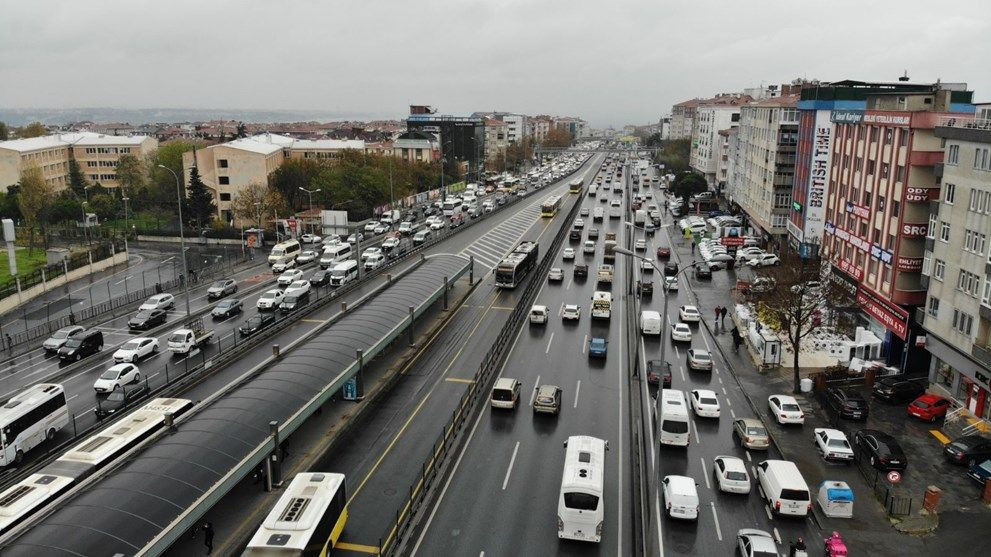 Kısıtlamaya saatler kala İstanbul trafiği yoğunlaştı - Sayfa 1