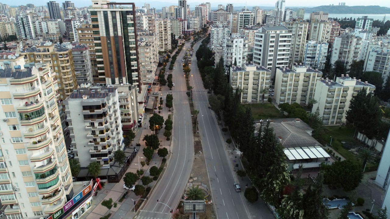 Sokağa çıkma kısıtlamasıyla birlikte cadde ve sokaklar boş kaldı - Sayfa 1