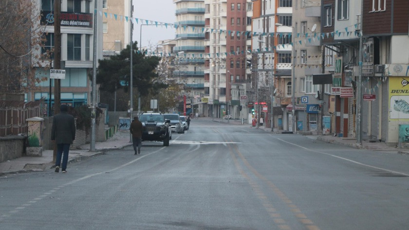 Sokağa çıkma kısıtlamasıyla birlikte cadde ve sokaklar boş kaldı