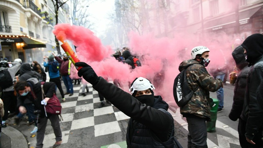 Fransa'da göstericiler sokağa indi