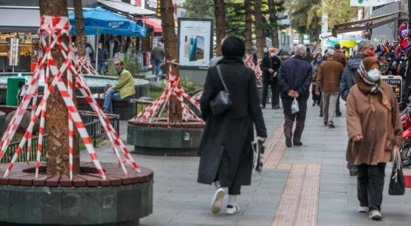 Antalya'da kişi sınırlaması getirilen caddeye, bariyerleri aşıp giriyorlar - Sayfa 1