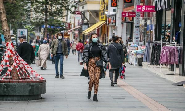 Antalya'da kişi sınırlaması getirilen caddeye, bariyerleri aşıp giriyorlar - Sayfa 3