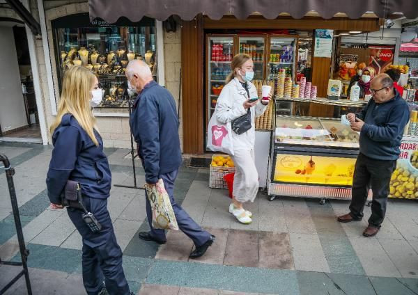 Antalya'da kişi sınırlaması getirilen caddeye, bariyerleri aşıp giriyorlar - Sayfa 4