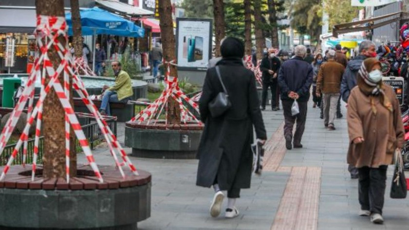 Kişi sınırlaması getirilen caddeye, bariyerleri aşıp giriyorlar