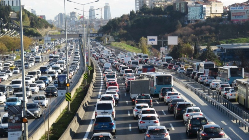 Sokağa çıkma yasağına saatler kala İstanbul trafiği kilitlendi