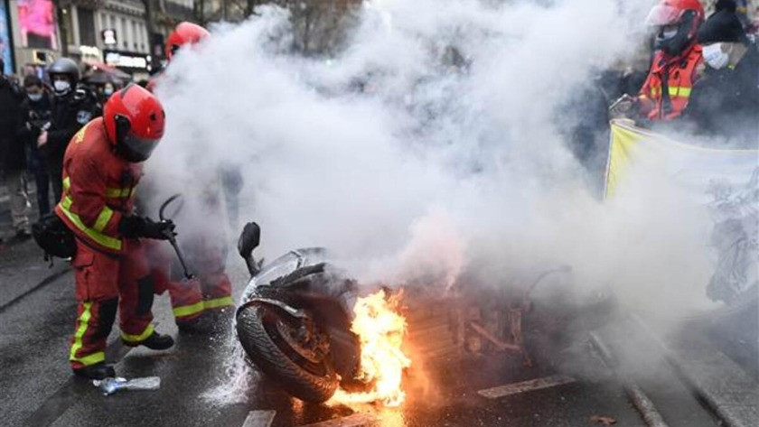 Fransız polisinden göstericilere kanlı müdahale!