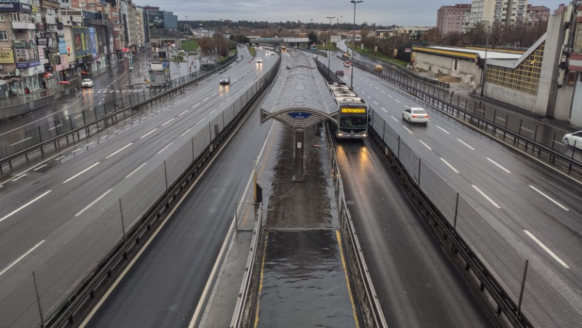 Kısıtlama nedeniyle meydanlar ve yollar boş kaldı