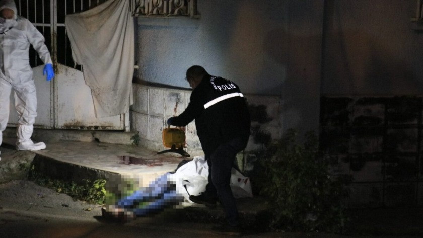 Adana'da tartıştığı kişiyi boğazından bıçaklayarak öldürdü