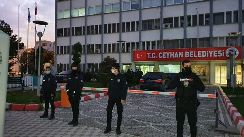 Adana'nın Ceyhan Belediyesi'ne şafak vakti baskın düzenlendi
