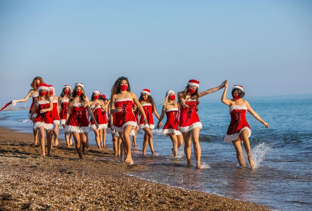 ‘Noel Anne’ler Antalya’da buluştu, maskeleriyle sağlık mesajı verdiler - Sayfa 1