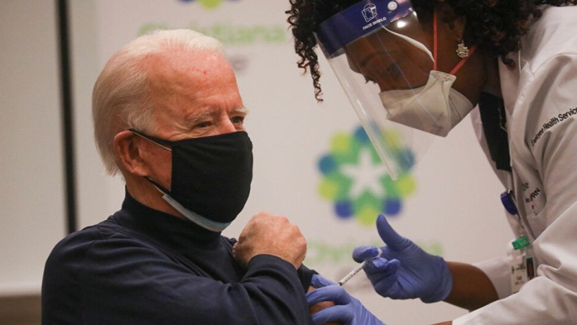 Joe Biden kameraların önünde koronavirüs aşısını oldu
