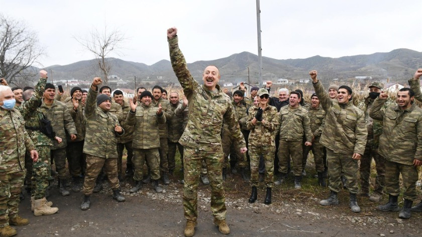 İlham Aliyev, Ermenice tabelanın üzerine çıkıp zafer pozu verdi