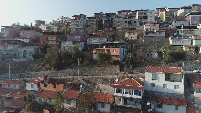 İzmir'de heyelan meydana gelen mahallede vatandaşlar tedirgin