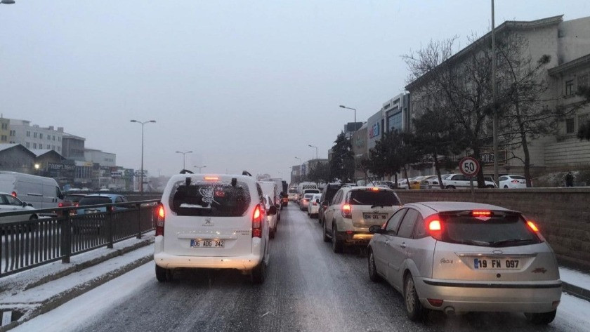 Başkent Ankara'da mevsimin ilk karı yere düştü